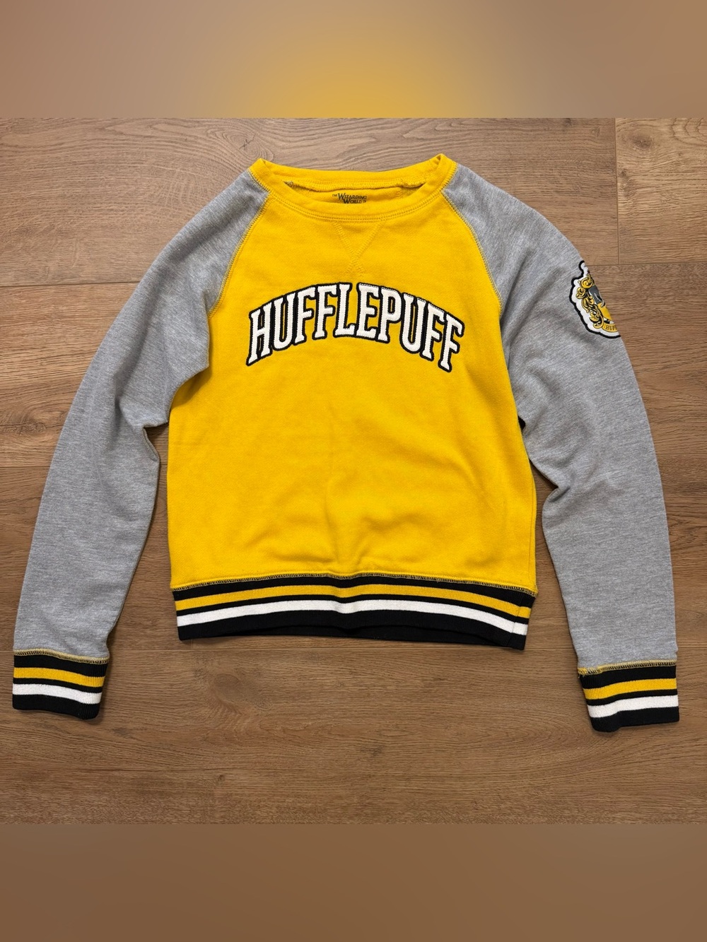 Universal Studios Harry Potter Hufflepuff Kids Gray Yellow Logo Sweatshirt Sz. M